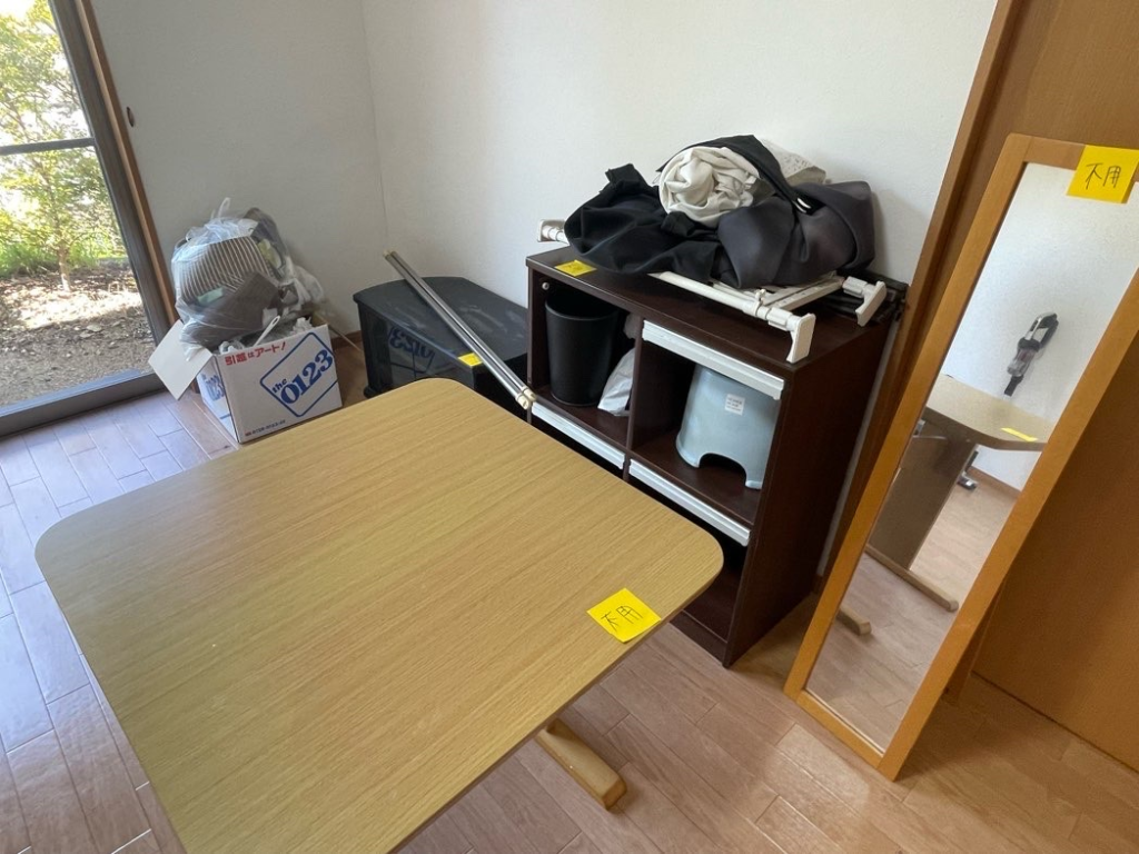 裾野市の大型家具を含む不用品回収事例-ビフォー
