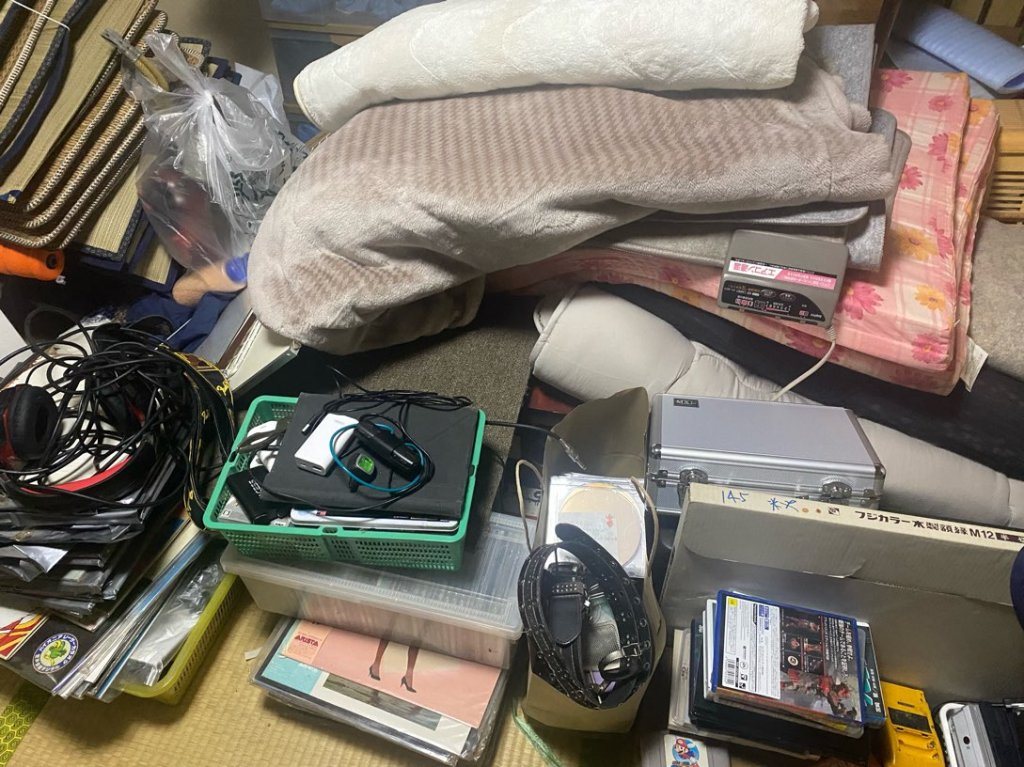 裾野市の寝具や混載ゴミをまとめて回収した不用品回収事例-ビフォー