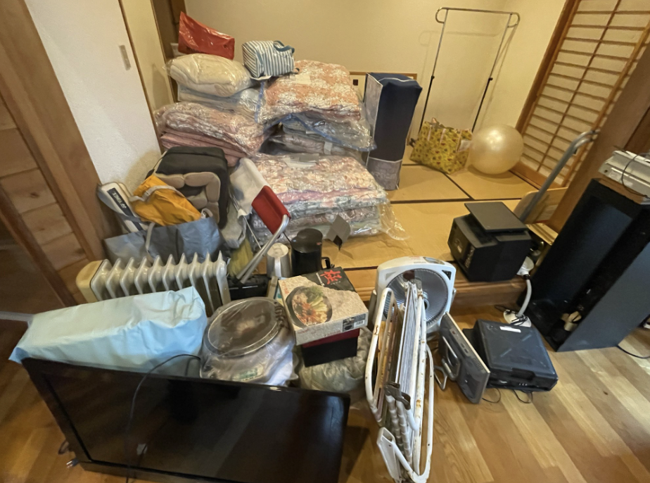 浜松市の押入れ整理で出た布団やテレビの不用品回収事例-ビフォー