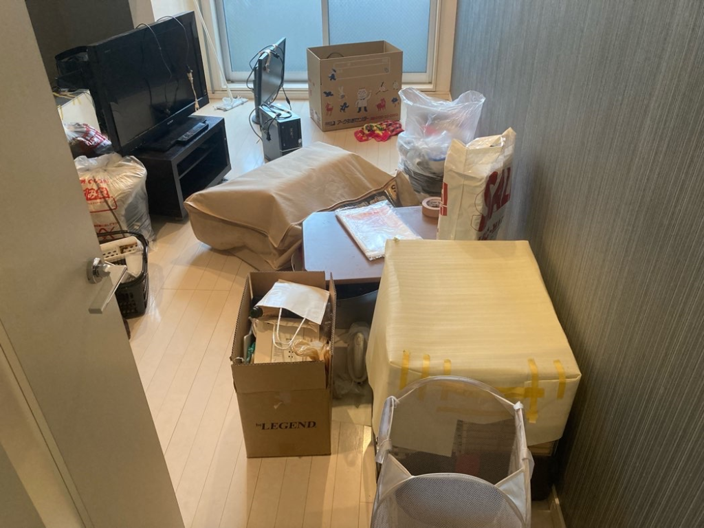 浜松市の階段を使ったテレビ・PC機器の不用品回収事例-ビフォー