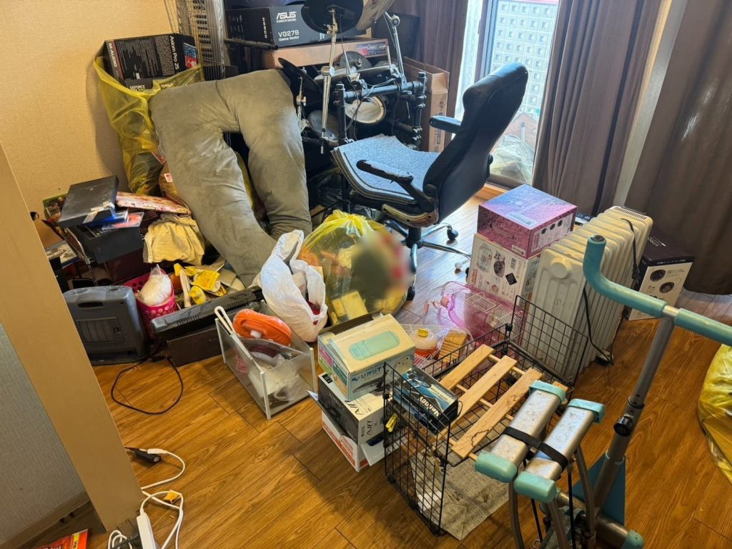 藤沢市の引っ越しに伴う大型家具・楽器の不用品回収事例-ビフォー