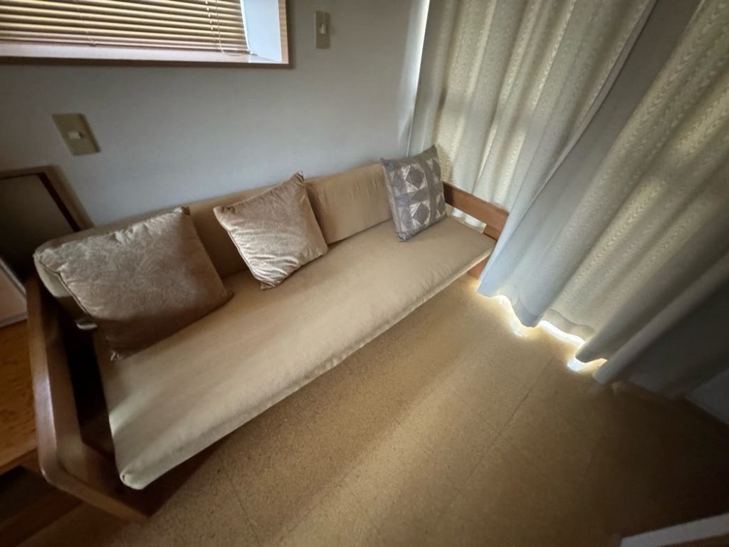 川崎市のソファとカーペットの不用品回収事例-ビフォー