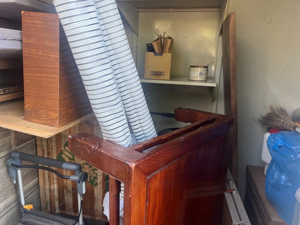 藤沢市の倉庫に保管された家具・家電の不用品回収事例-ビフォー