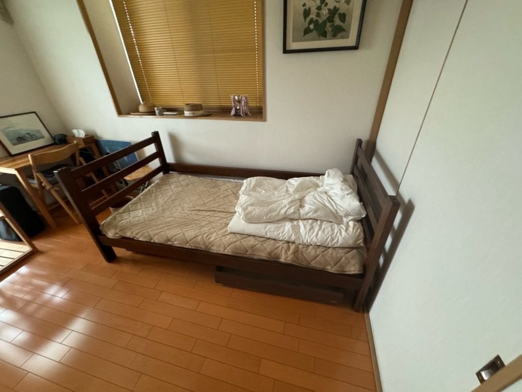 横須賀市のベッド一式を回収した不用品回収事例-ビフォー