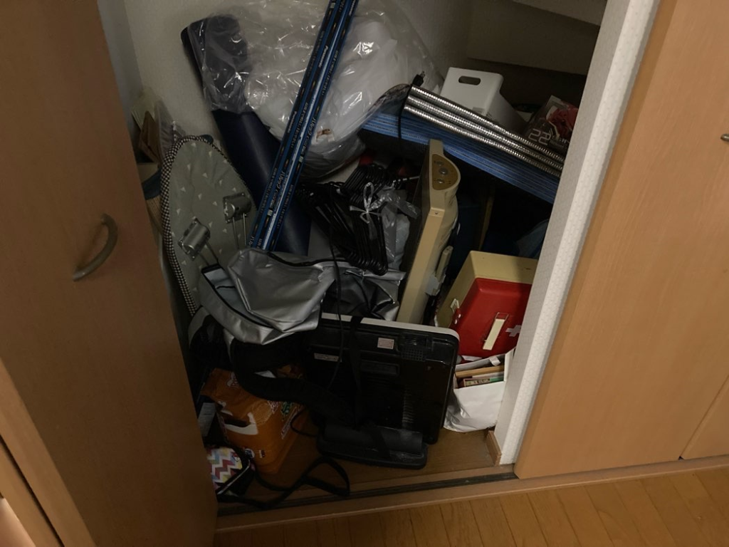 刈谷市でクローゼット内の不用品をまとめて回収した事例-ビフォー