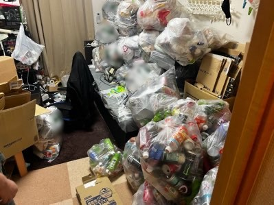 神奈川で仕分け徹底を徹底し2階のゴミ屋敷を片付けた不用品回収事例-ビフォー
