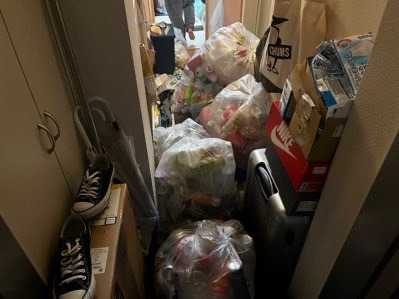 東京都のゴミ屋敷状態になってしまったお部屋の不用品回収事例-ビフォー