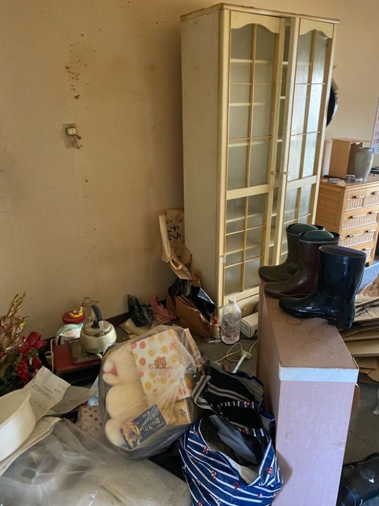 板橋区の遺品整理と大型家具回収を含む不用品処分の事例-ビフォー