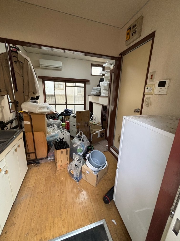 足立区の迅速かつ丁寧な遺品整理・不用品回収事例-ビフォー