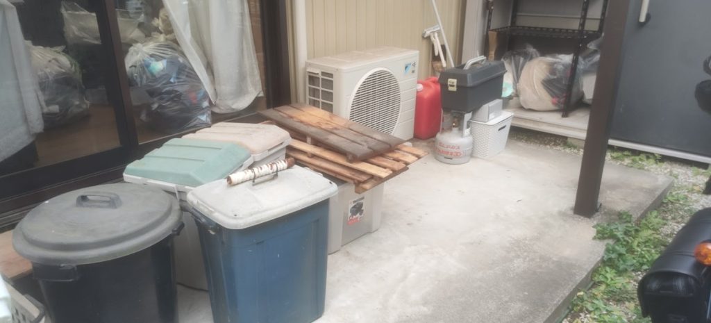 世田谷区の屋外に溜まった不用品をまとめて回収した事例-ビフォー
