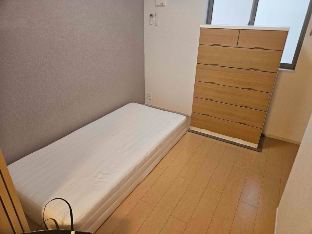 国分寺市の引っ越し後に残った大型家具の不用品回収事例-ビフォー