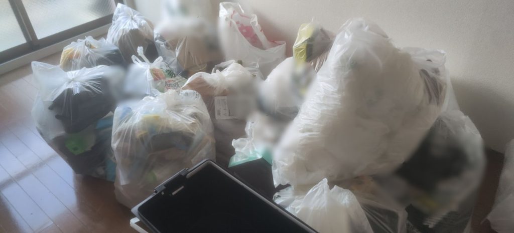 北区の大量の物を仕分けから進めた不用品回収事例-ビフォー