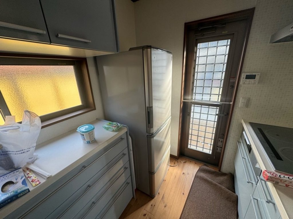 多摩市の一戸建てで冷蔵庫のみの不用品回収事例-ビフォー