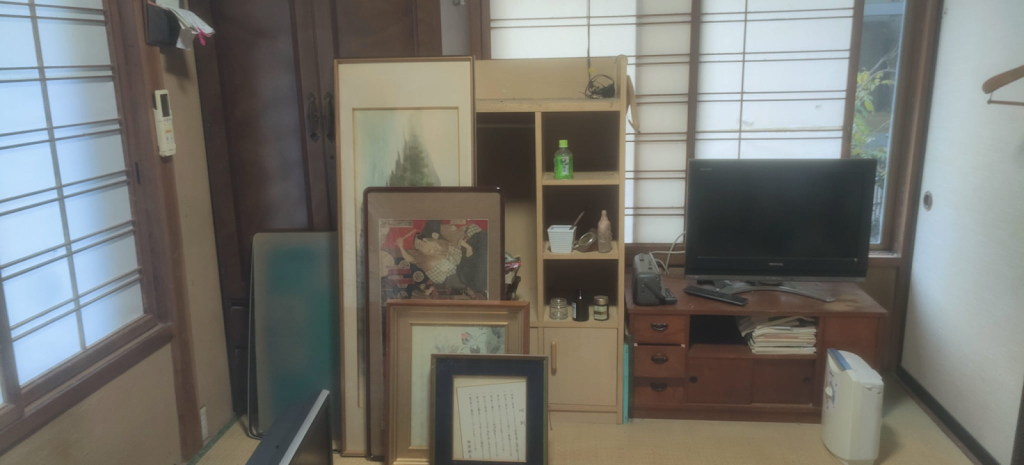 世田谷区の思い出の品を丁寧に整理した遺品整理事例-ビフォー