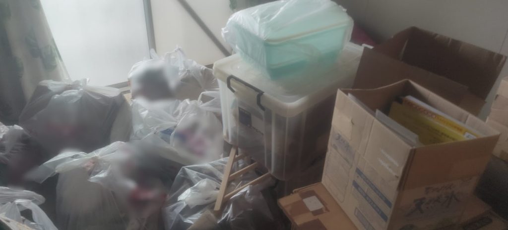 三鷹市の階段搬出を含む遺品整理の不用品回収事例-ビフォー