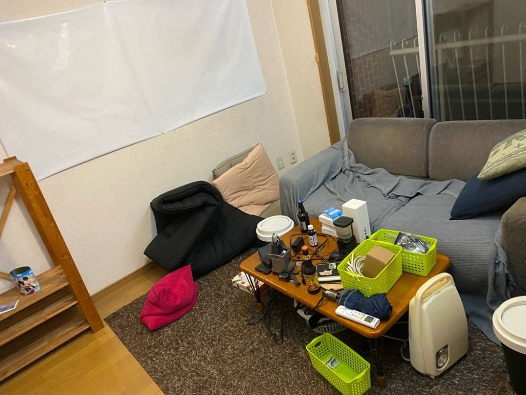 長岡京市の引っ越しに伴う家具・寝具の不用品回収事例-ビフォー