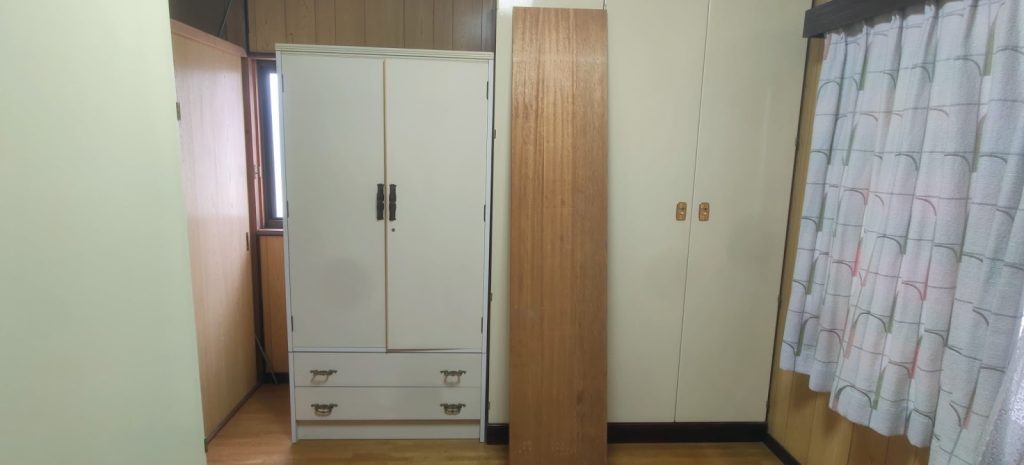 京都市伏見区の大型家具を丁寧に搬出した不用品回収事例-ビフォー