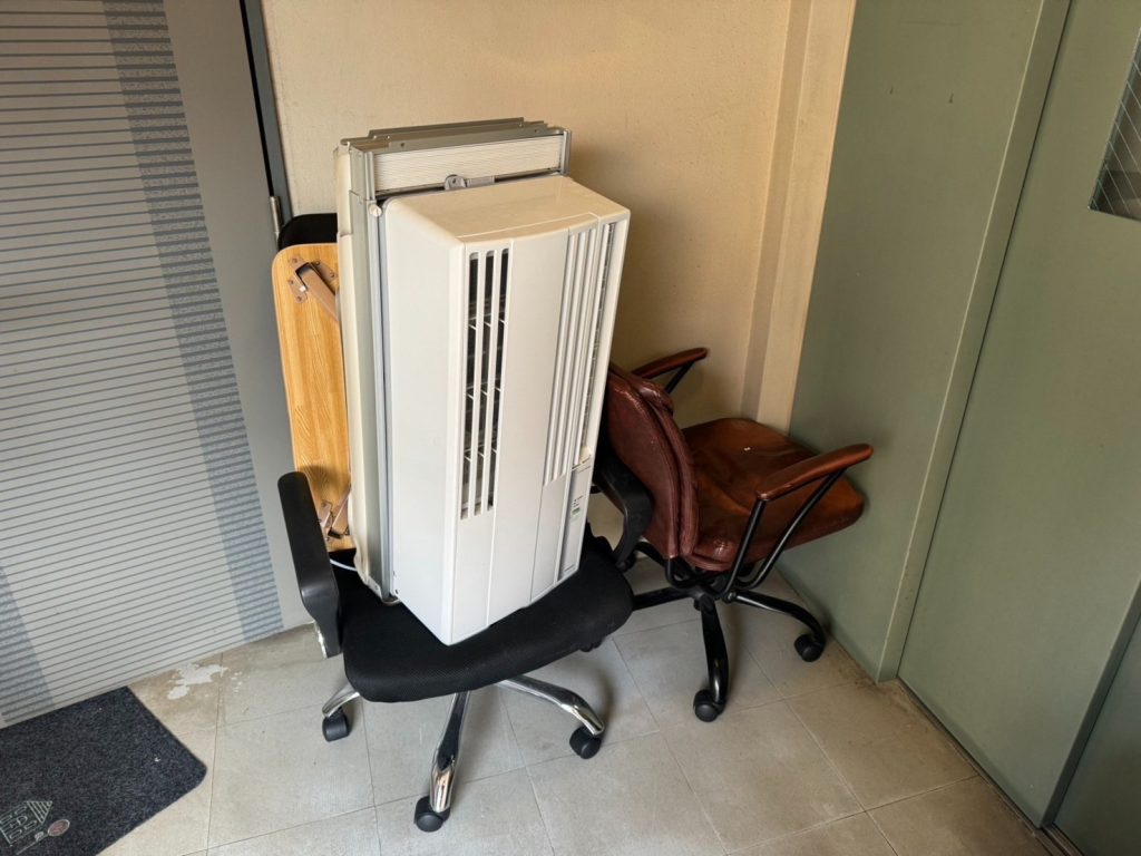 城陽市の収納用品と小型家電の不用品回収事例-ビフォー