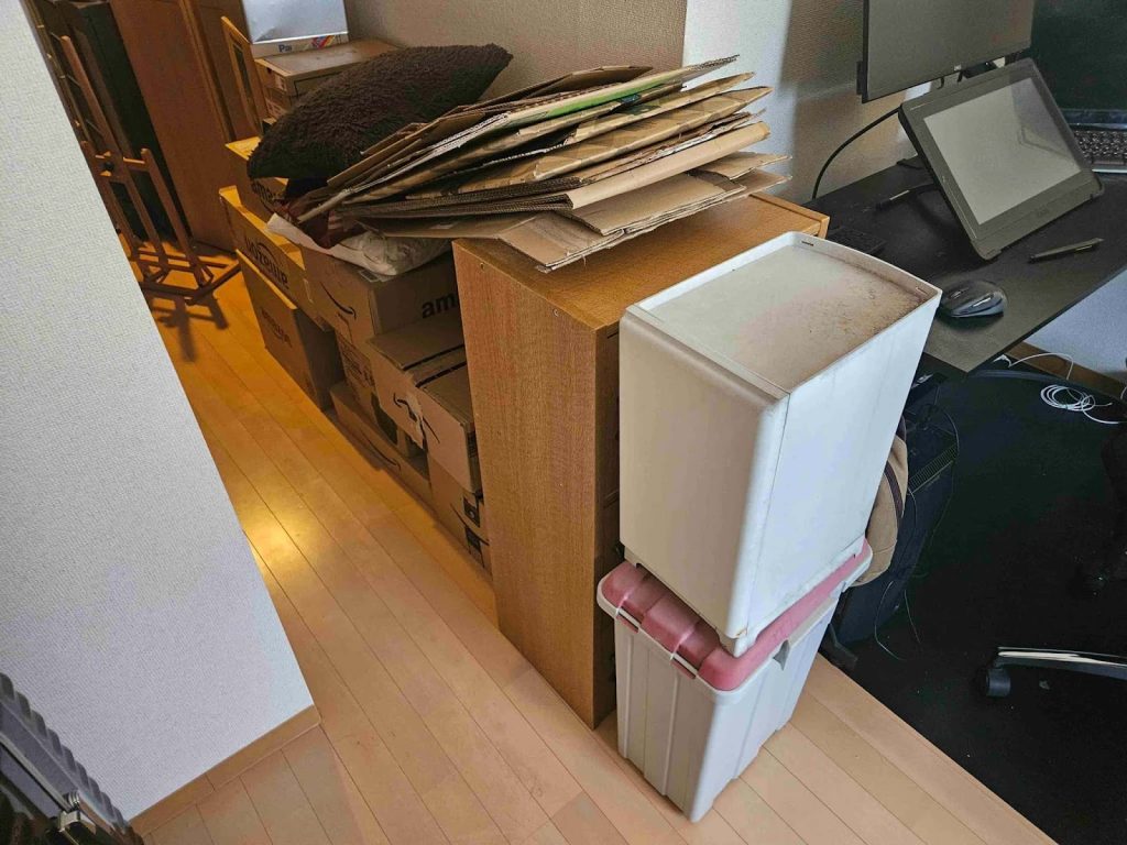 城陽市の収納用品と小型家電の不用品回収事例-ビフォー