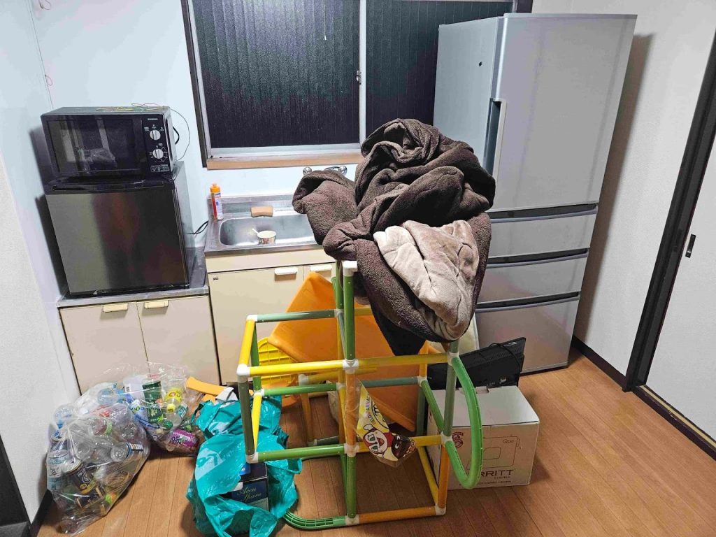 甲賀市の家電と大型遊具をまとめて回収した不用品回収事例-ビフォー