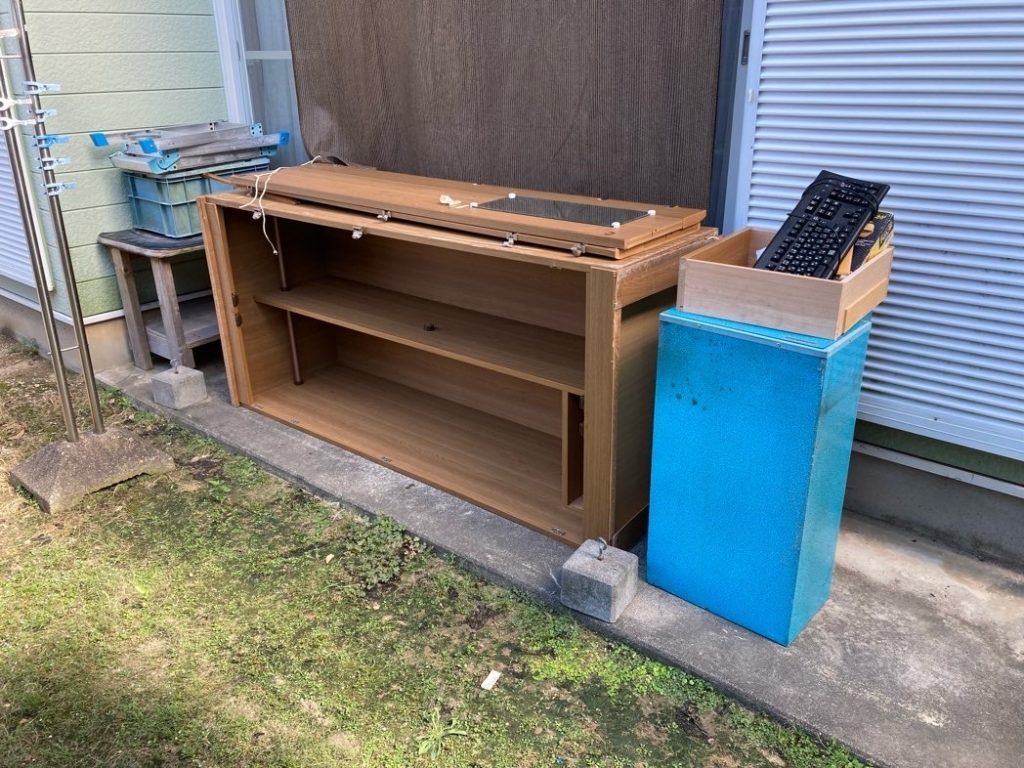 豊川市の家財整理で大型棚とテーブルの不用品回収事例-ビフォー