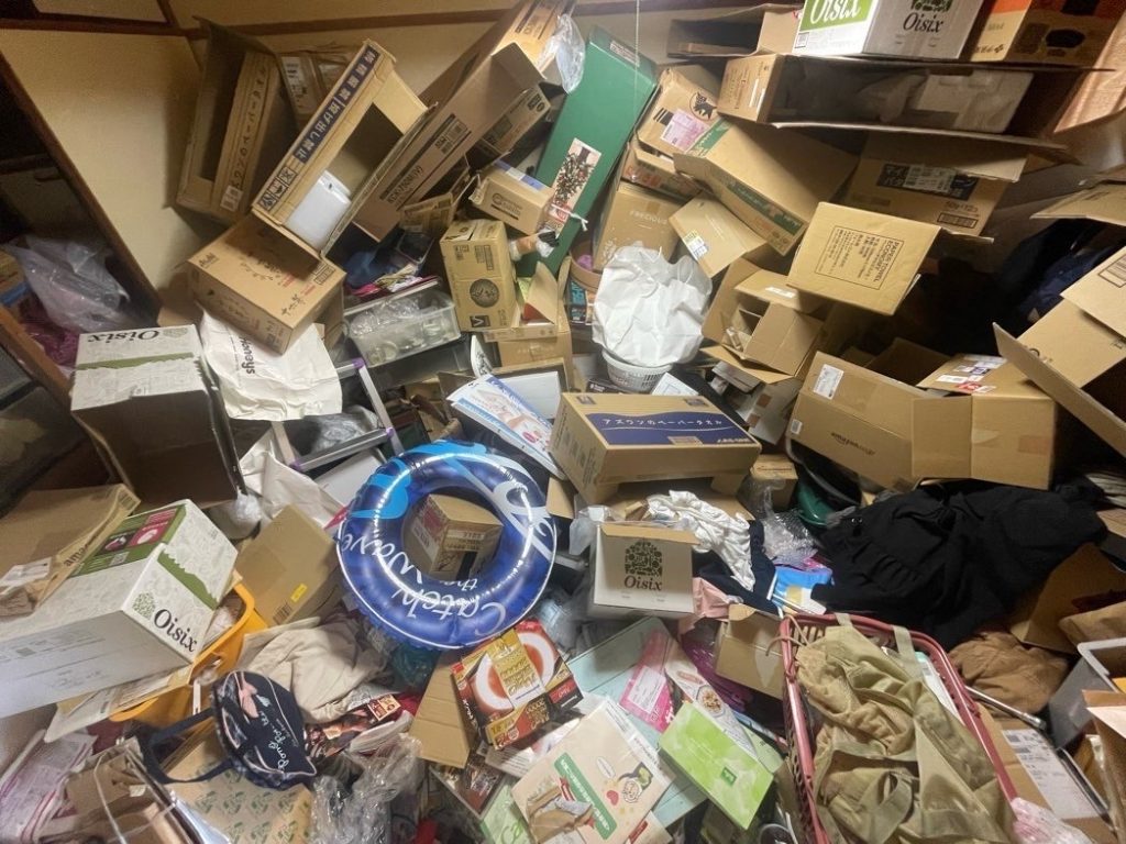 豊田市のゴミ屋敷で段ボール・混載ゴミの一斉回収事例-ビフォー