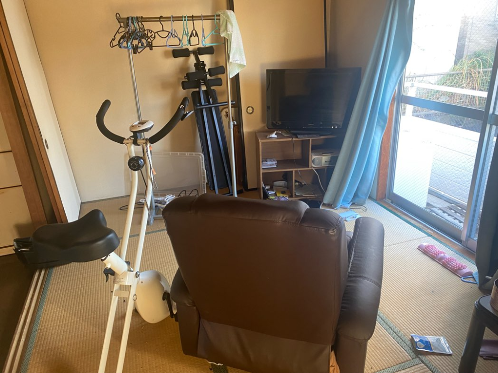 袋井市の大型家具と機器を含む不用品回収事例-ビフォー