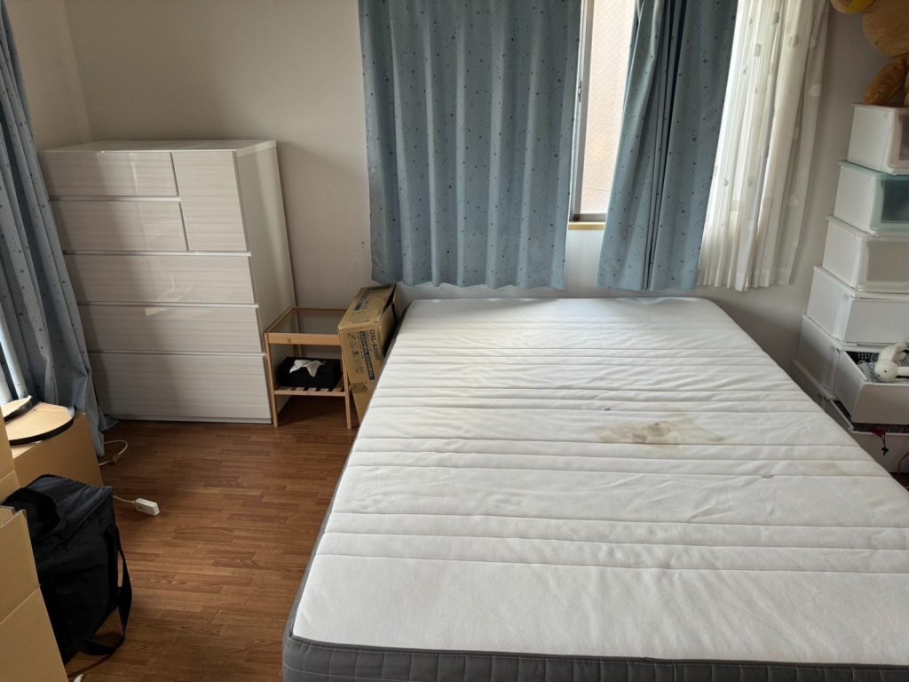 半田市のアパート2階からの大型家具・寝具の不用品回収事例-ビフォー