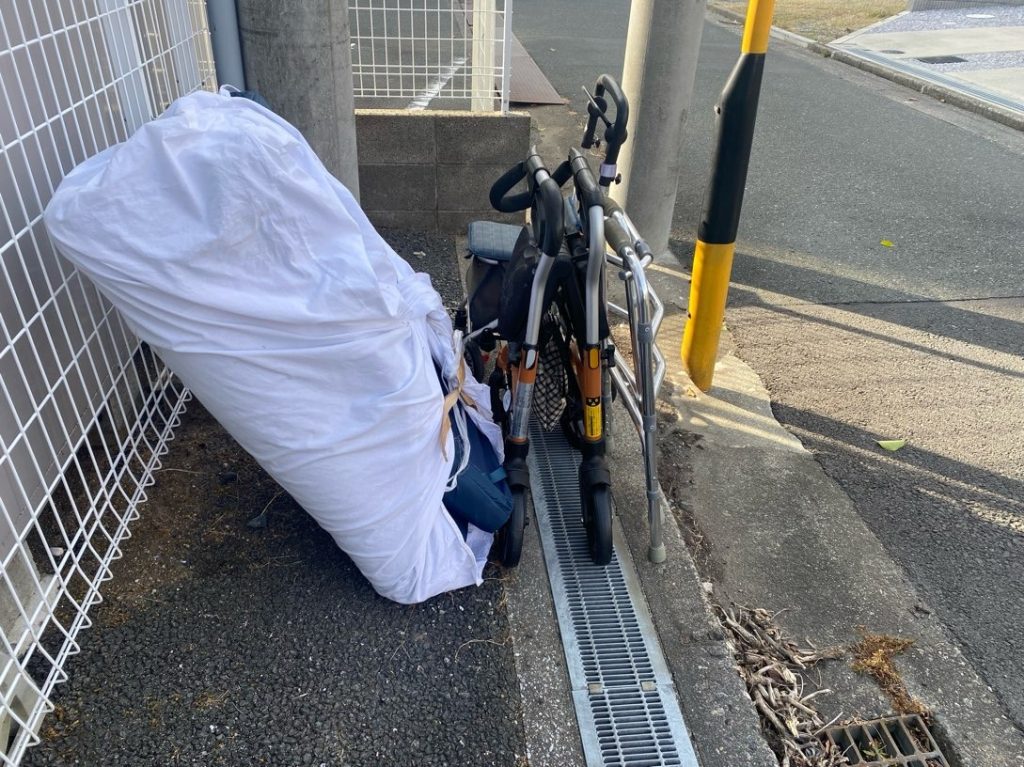 知多市の車椅子と布団の不用品回収事例-ビフォー
