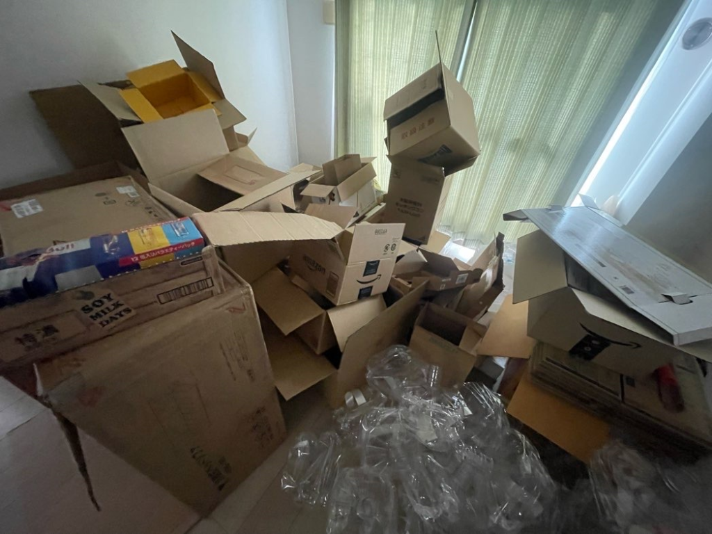 あま市で部屋を埋め尽くしていたダンボールを回収した不用品回収事例-ビフォー