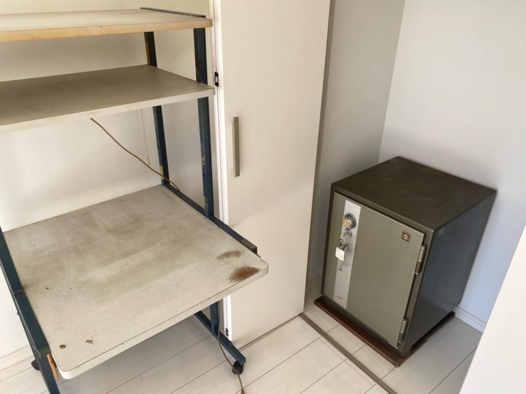 津島市のデスクと金庫の不用品回収事例-ビフォー