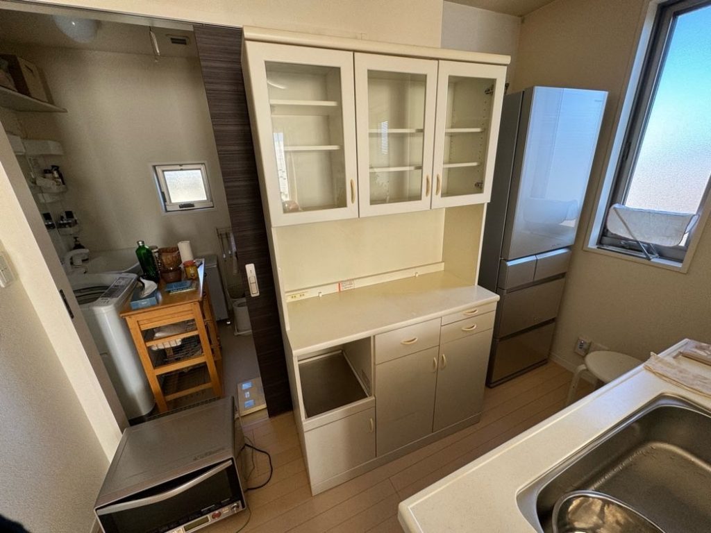 高浜市の大型食器棚を丁寧に搬出した不用品回収事例-ビフォー