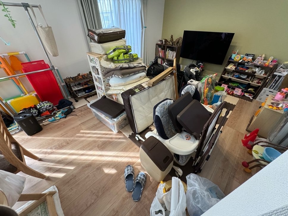 逗子市の布団類と子供用品を中心に片付けた不用品回収事例-ビフォー