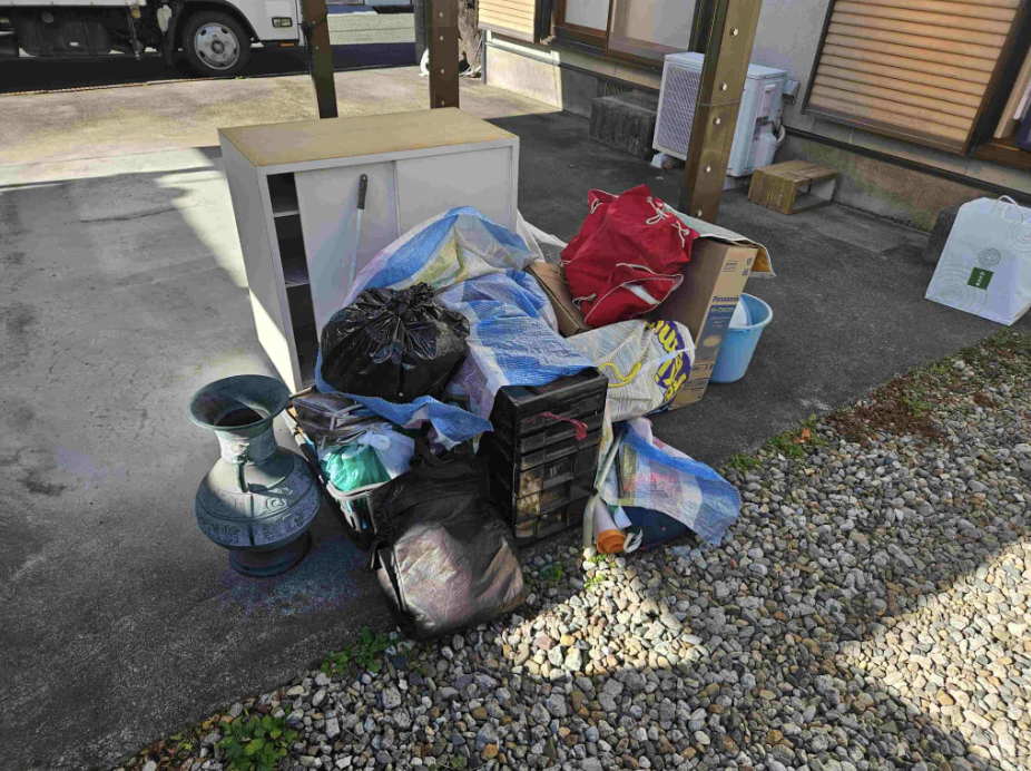 南足柄市の屋内一括片付けに伴う不用品回収事例-ビフォー