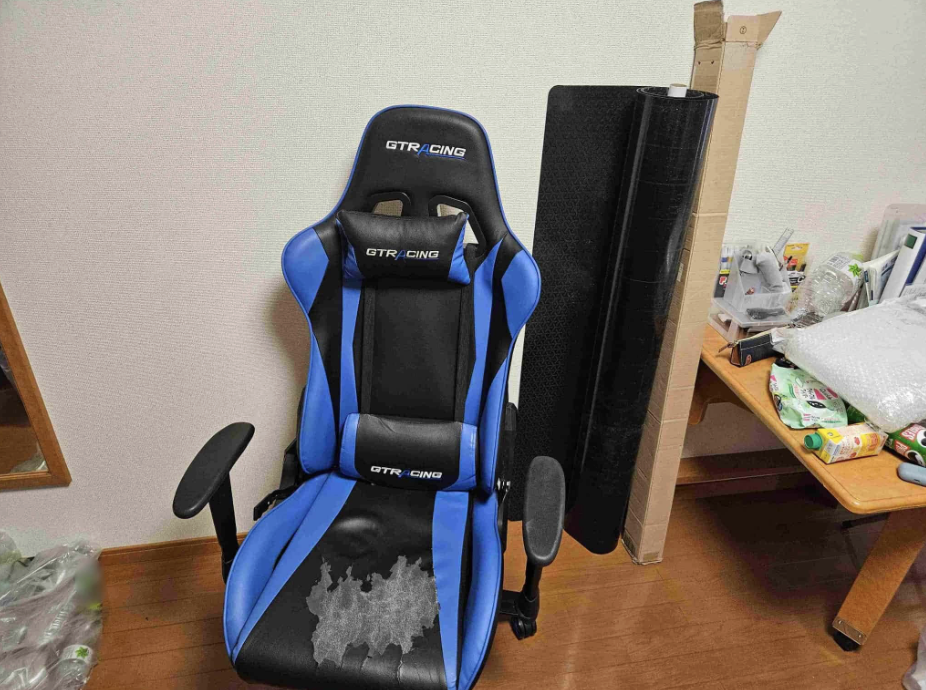 三浦市のゲーミングチェアとマットを回収した不用品回収事例-ビフォー