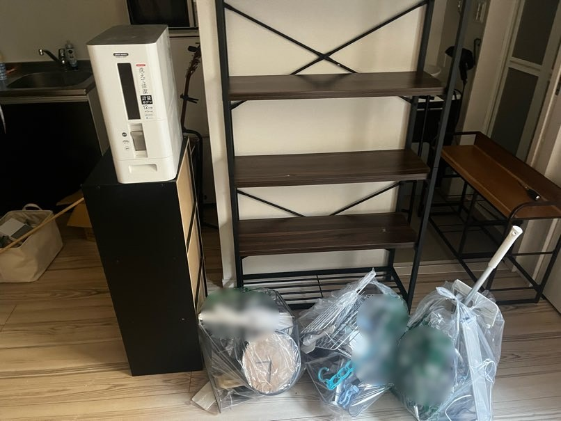三浦市の収納棚や雑貨をまとめて処分した不用品回収事例-ビフォー