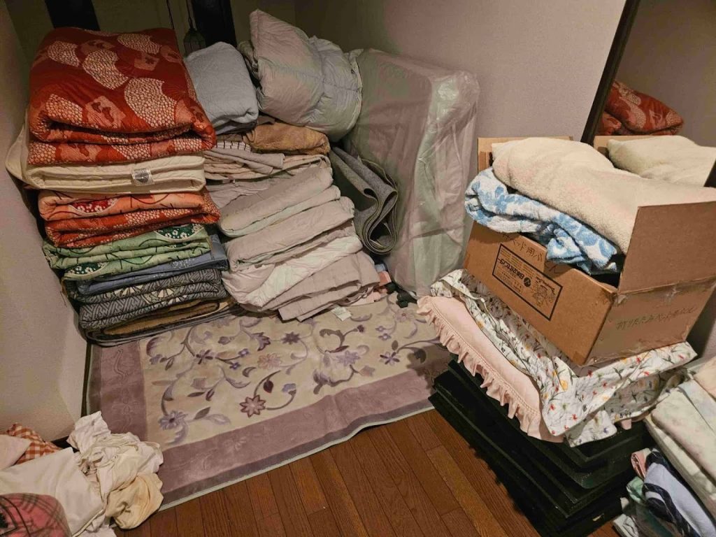 垂井町の寝具類をまとめて処分した不用品回収事例-ビフォー