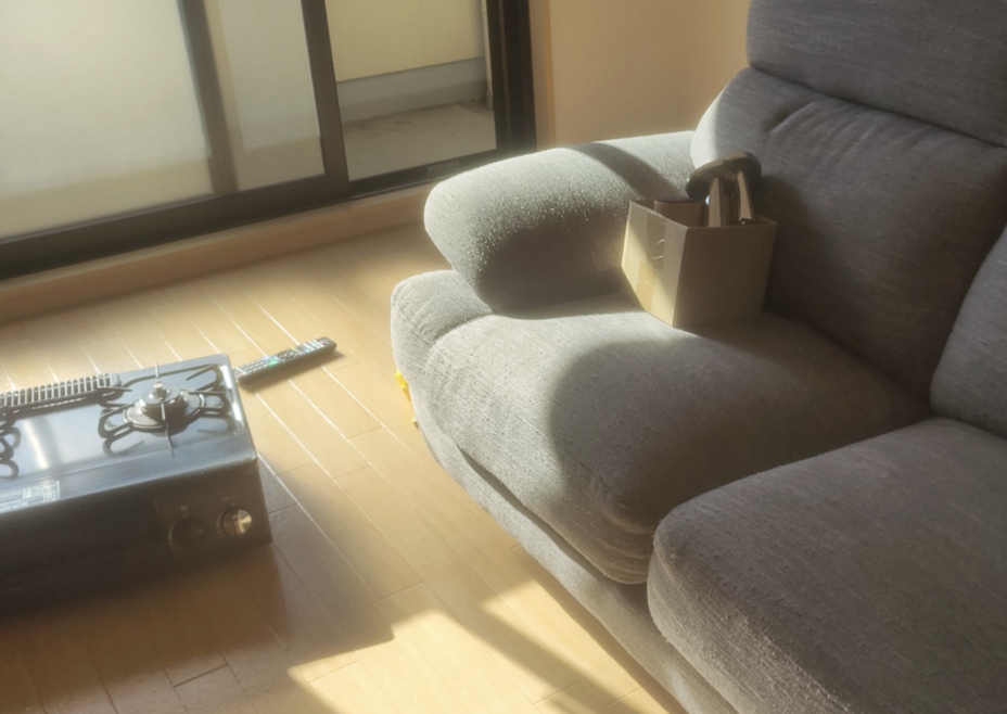 東郷町のアパートで引っ越し後のソファ・ガスコンロを回収した事例-ビフォー