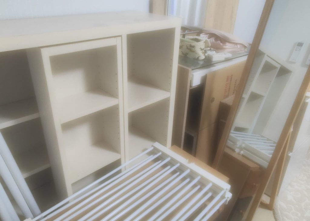 箱根町の引っ越し後に残った家具をまとめて回収した不用品回収事例-ビフォー