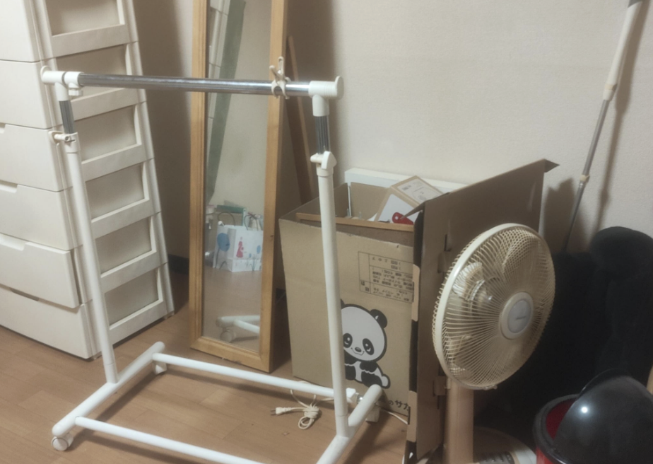 開成町の引っ越しに伴い家具・家電をまとめて処分した不用品回収事例-ビフォー