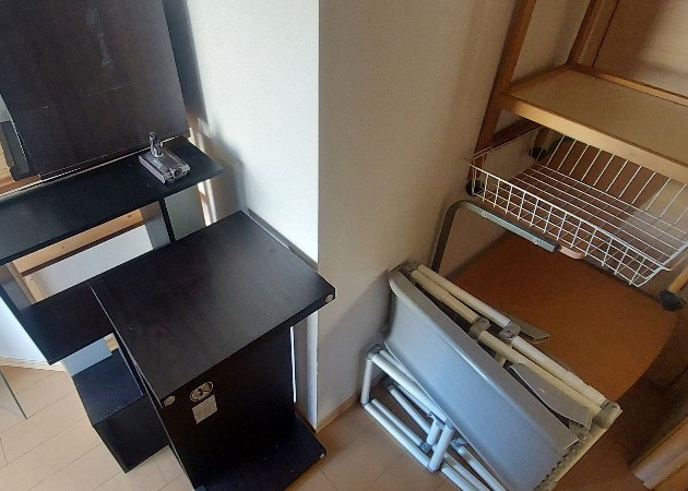 山北町のお宅の2階から学習机を丁寧に搬出した不用品回収事例-ビフォー