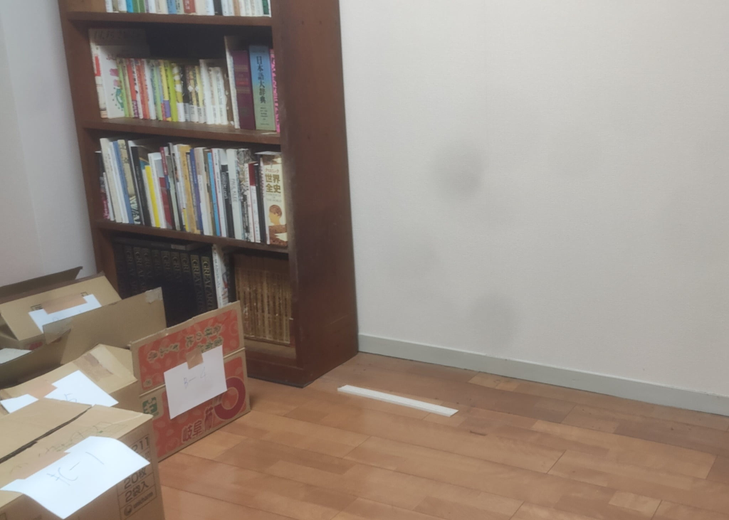 中井町の本棚と書籍整理を含む不用品回収事例-ビフォー