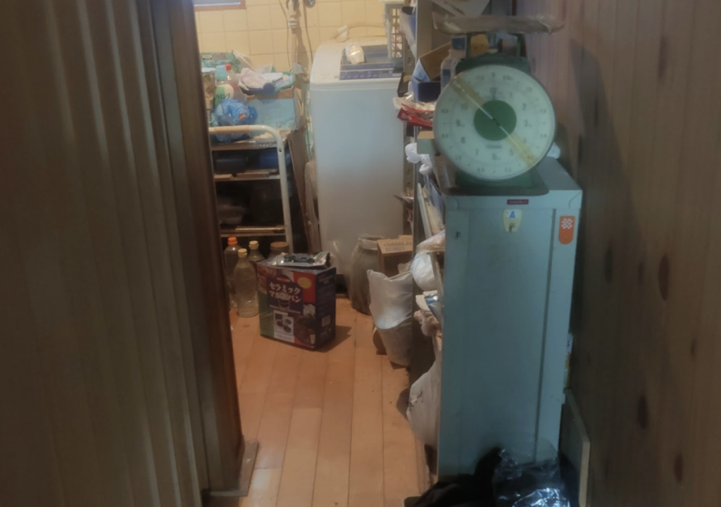 弥富市で洗濯機とその周囲に溜まった不用品回収事例-ビフォー