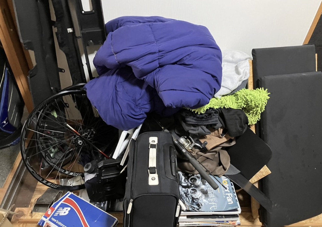 弥富市で溜め込んだ不用品をまとめて回収した事例-ビフォー