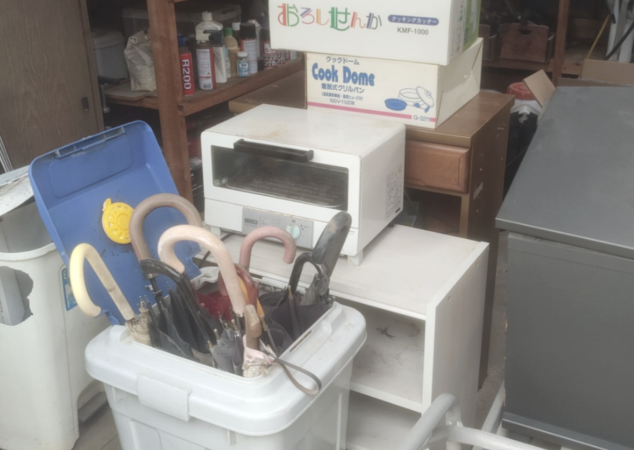 武豊町の倉庫に溜まった不用品を一括処分した回収事例-ビフォー