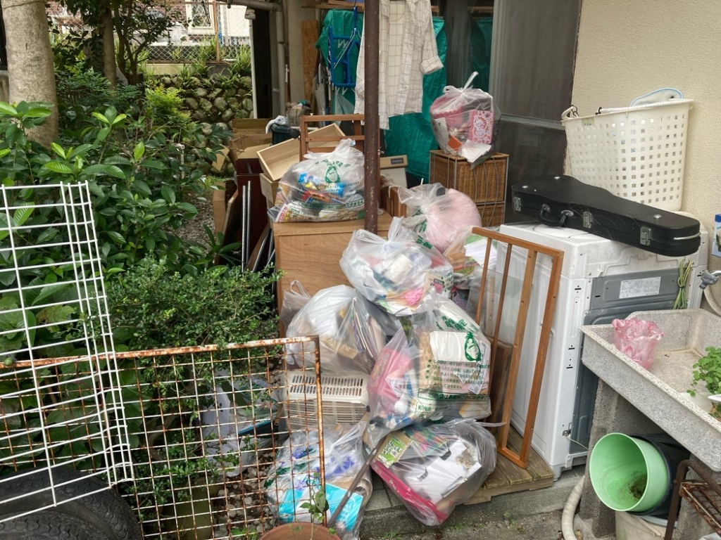 長泉町の庭先に溜まった混載ゴミを丁寧に分別した不用品回収事例-ビフォー