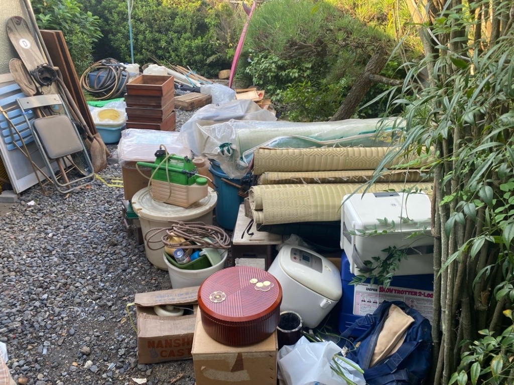 熱海市の庭先に溜まった粗大ゴミを整理した不用品回収事例
