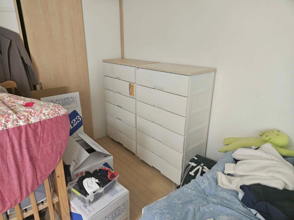 大口町で2階から洋服ダンスを撤去した不用品回収事例-ビフォー