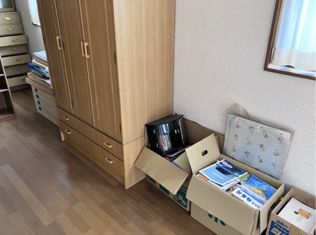 伊豆の国市の大型家具と本類を丁寧に仕分け回収した事例-ビフォー