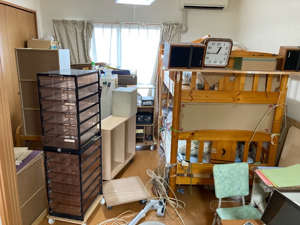 三島市【家財整理】二段ベッド・ラック・椅子・机・棚・カーテン・混載ゴミ等の作業前